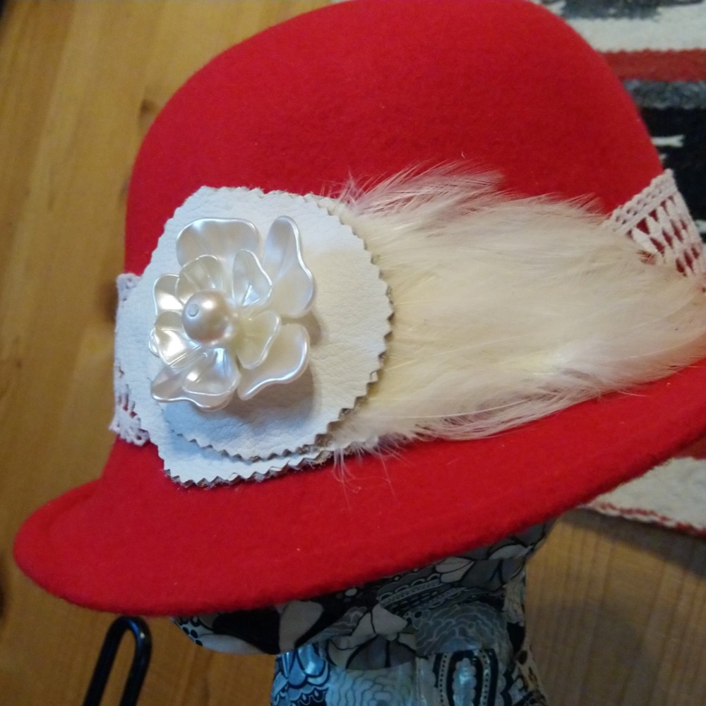 RED CLOCHE HAT